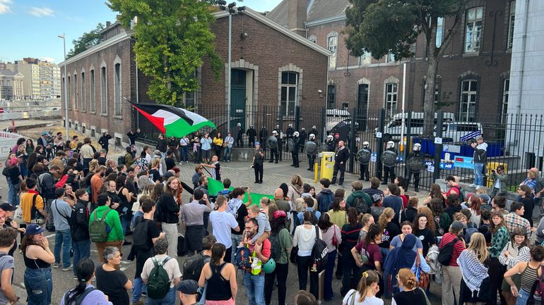 Soirée d’hommage à Jean Gol : 400 manifestants devant l’ULiège, Georges-Louis Bouchez a pu entrer dans le bâtiment