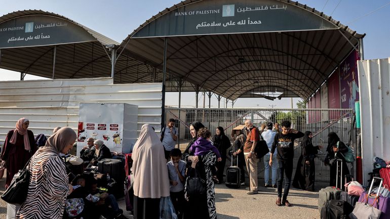 Guerre Israël-Gaza : les premiers étrangers et bi-nationaux quittent Gaza et franchissent le terminal de Rafah vers l'Egypte