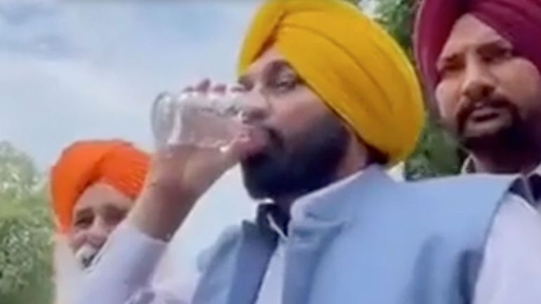 Un ministre indien boit l'eau d'une rivière sacrée pour prouver qu'elle est potable... et finit à l'hôpital