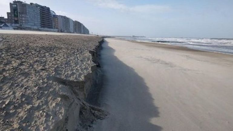 Météo : une grande marée et des vents importants créent des falaises de sable à la Côte