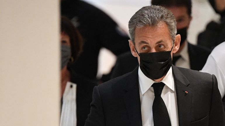 France: l'ex-président Nicolas Sarkozy, obligé de témoigner dans un procès, reste muet