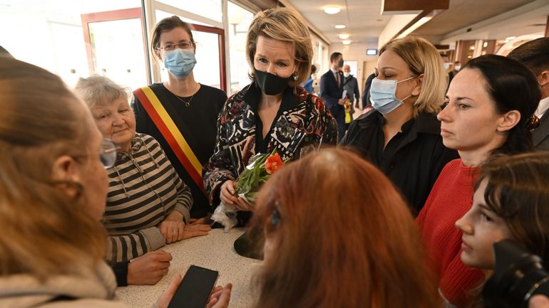 Le roi Philippe et la reine Mathilde rendent visite aux réfugiés ukrainiens à Molenbeek