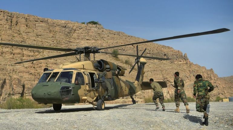 Les talibans paradent à Kandahar autour d'hélicoptères américains de l'armée afghane
