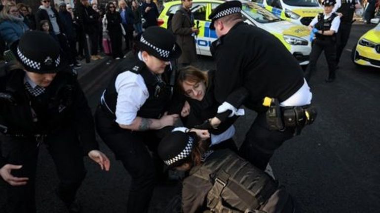 Des militants écologistes bloquent un pont à Londres, la police procède à six arrestations