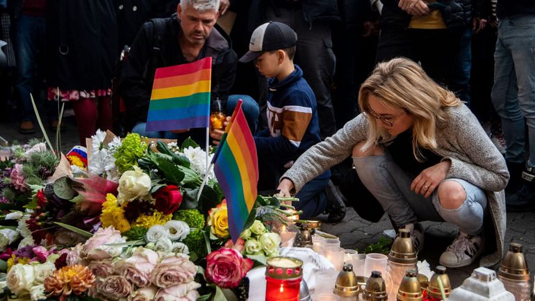 Slovaquie : des milliers de personnes commémorent les victimes de la tuerie devant un bar gay