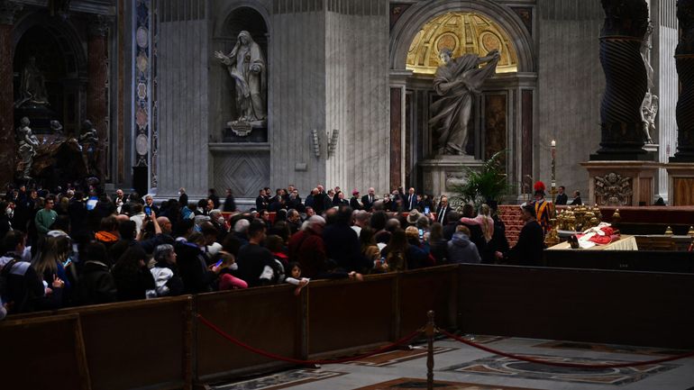 Décès de Benoît XVI : le Roi et la Reine assisteront aux funérailles jeudi