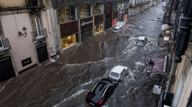 Intempéries en Italie : un cyclone s'abat sur la Sicile et la Calabre, faisant au moins deux morts