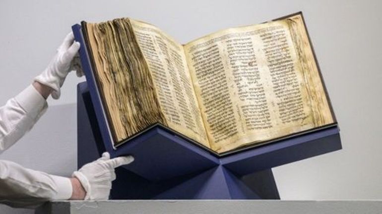 Record : une Bible hébraïque millénaire devient le manuscrit le plus cher jamais vendu aux enchères