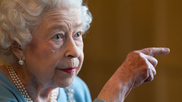 Manquant sa 1ère sortie publique en plusieurs mois, Elizabeth II appelle à l'unité