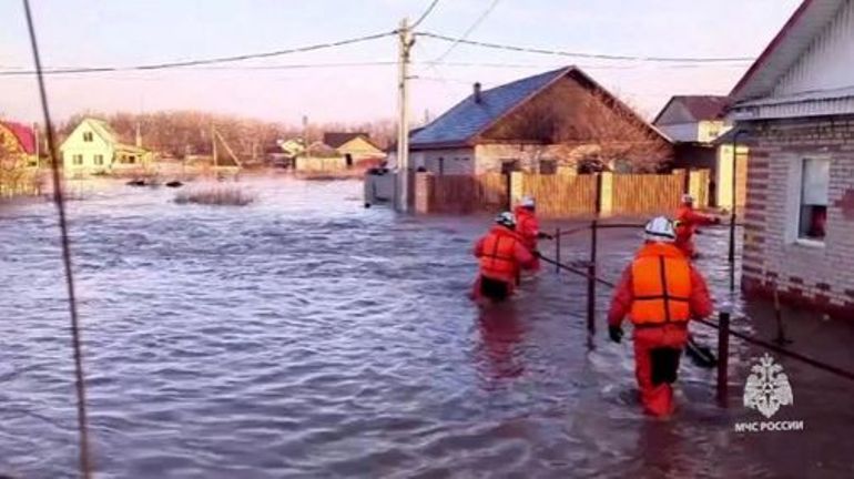 La Russie évacue des milliers de personnes à cause d'inondations, principalement dans la région frontalière du Kazakhstan