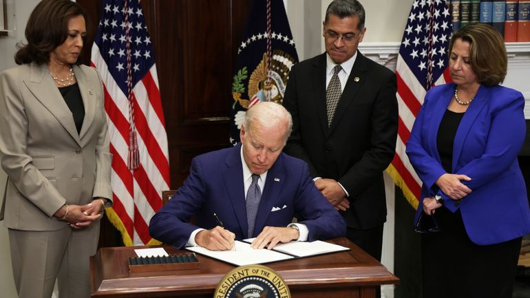 Avortement aux Etats-Unis : Joe Biden signe un décret pour atténuer la décision de la Cour suprême
