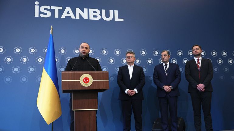Guerre en Ukraine : à Istanbul, Kiev et Moscou acceptent d'échanger des prisonniers de guerre et les corps de 6000 soldats tués de chaque camp