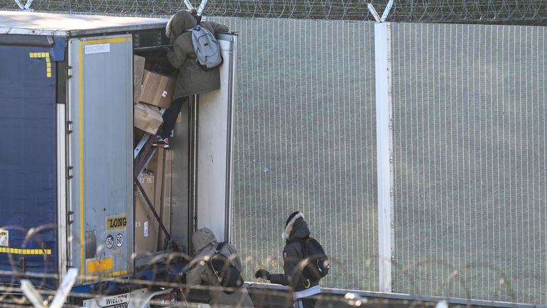 Un jeune migrant décède après avoir chuté d'un camion dans le Pas-de-Calais