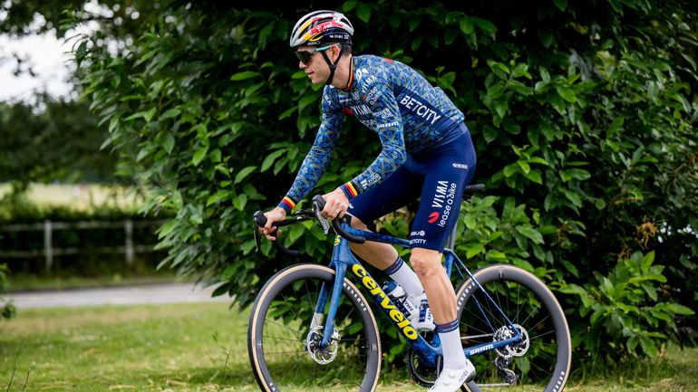 "Stratégie défensive, même pendant une journée de repos" : van Aert répond avec ironie aux critiques de Pogacar et Evenepoel