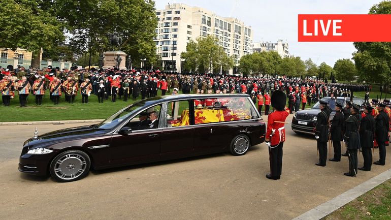 Direct - Funérailles d'Elizabeth II : le cercueil, placé dans le corbillard d'Etat, se dirige vers Windsor