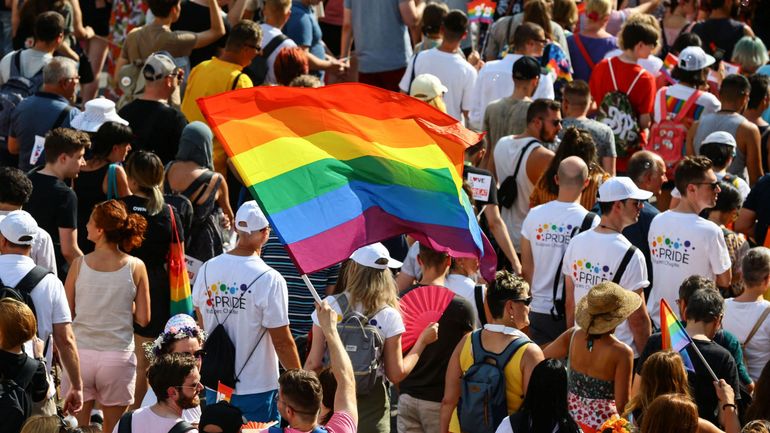 Hongrie : une loi permettra de dénoncer anonymement les couples homoparentaux ayant adopté un enfant
