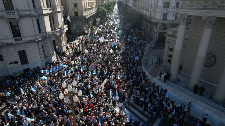 Argentine : des milliers de personnes accablées par l'inflation de nouveau dans les rues de Buenos Aires