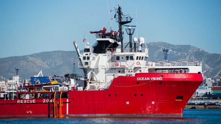 Le navire-ambulance Ocean Viking secourt 55 migrants à bord d'une embarcation en bois au large de la Libye