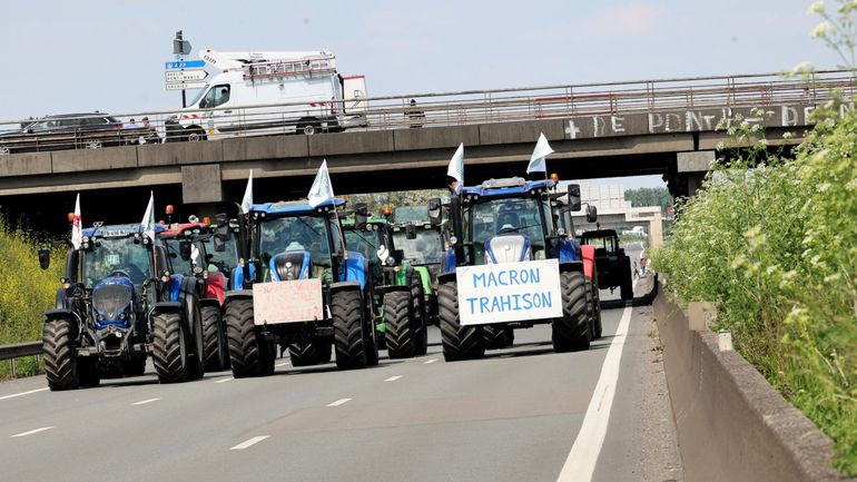 France : dans le Nord, les agriculteurs en colère bloquent à nouveau des autoroutes