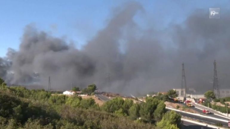 France : un violent incendie au nord de Marseille perturbe le trafic routier et aérien
