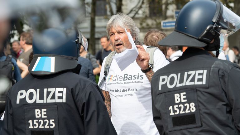 Allemagne: plusieurs milliers de manifestants à Berlin contre les mesures contre le coronavirus