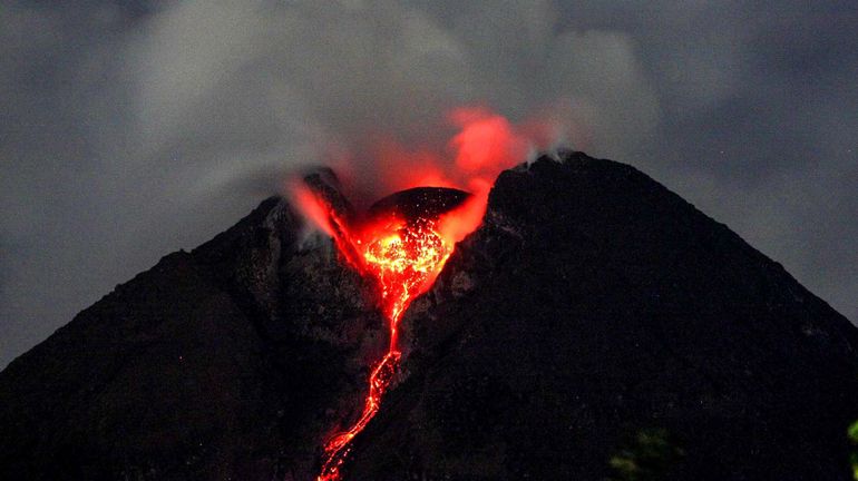 Indonésie : des centaines d'habitants évacués après une éruption du volcan Merapi