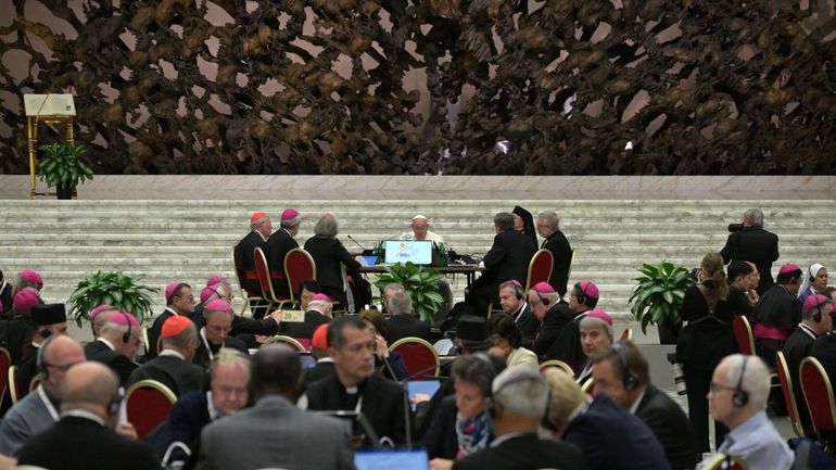 Au terme d'un sommet au Vatican, l'Eglise catholique laisse 