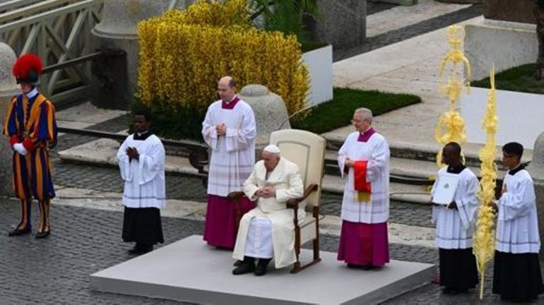 Le pape, à peine sorti de l'hôpital, sur la place Saint-Pierre pour la messe des Rameaux