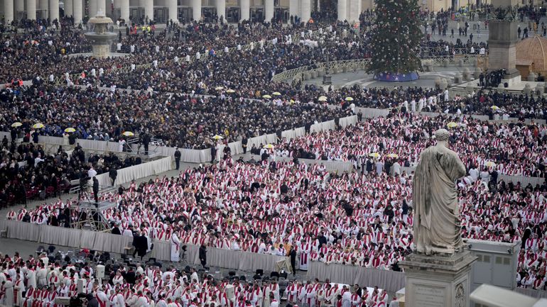 Décès de Benoît XVI : 50.000 personnes pour un dernier hommage au pape émérite, revivez la cérémonie (photos)