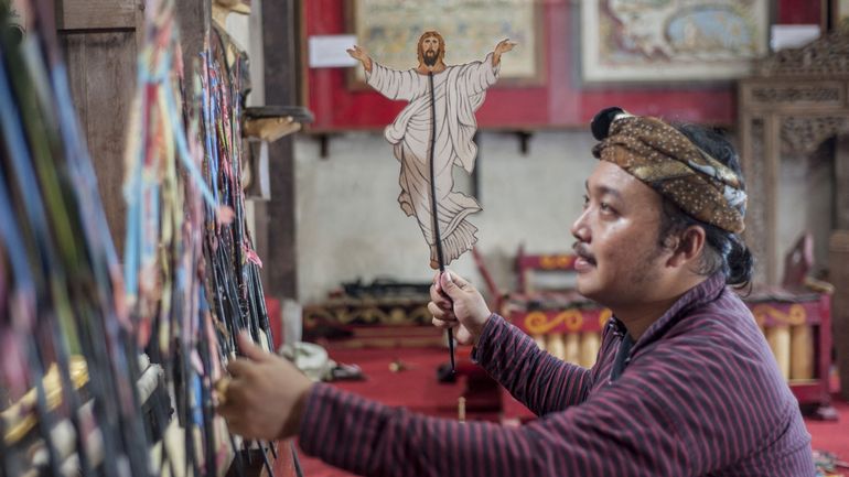 En Indonésie, l'histoire de Jésus racontée par des marionnettes traditionnelles