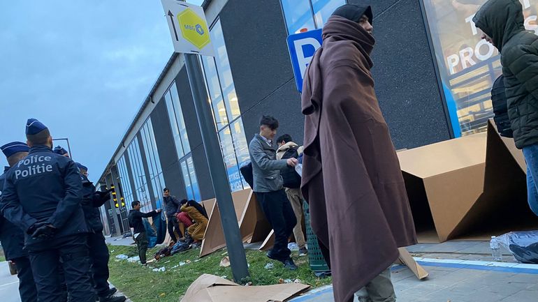 Asile et migration : la police fait à nouveau enlever les tentes en carton devant le hub humanitaire