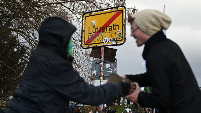 Extension d'une mine de lignite en Allemagne : la police entame le démantèlement d'un camp de militants écologistes