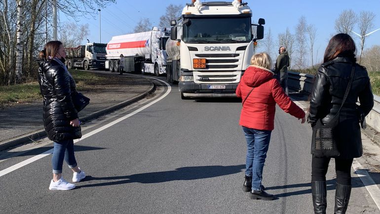 Une centaine de personnes bloquent le dépôt pétrolier Total à Feluy