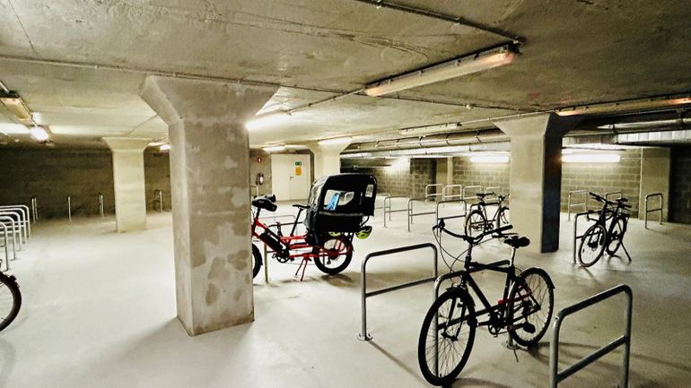 Ixelles : un parking de 114 places sécurisées pour vélo inauguré sous la place Flagey