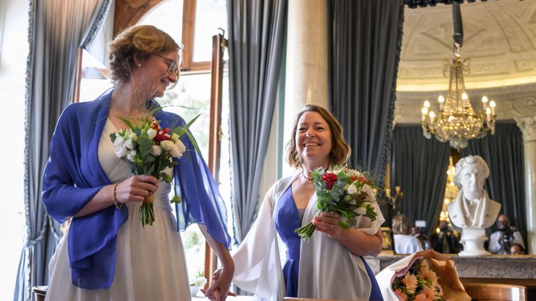 Mariage pour tous en Suisse : un premier couple de femmes passe devant la maire de Genève