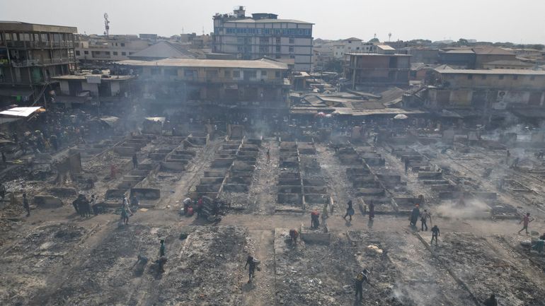 Ghana : à Accra, la capitale, un gigantesque incendie ravage le principal marché de vêtements de seconde main du pays