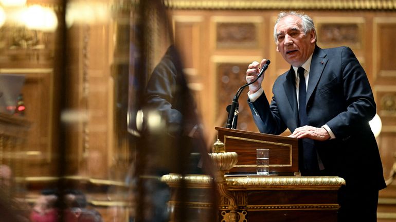 Politique en France : le gouvernement Bayrou échappe à sa première motion de censure