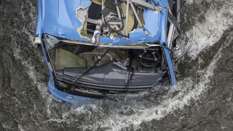 Plusieurs morts après la chute spectaculaire d'un car dans une rivière en Espagne