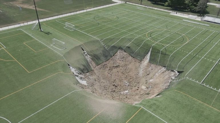 Etats-Unis : un impressionnant gouffre est apparu au milieu d'un terrain de football aménagé au-dessus d'une mine