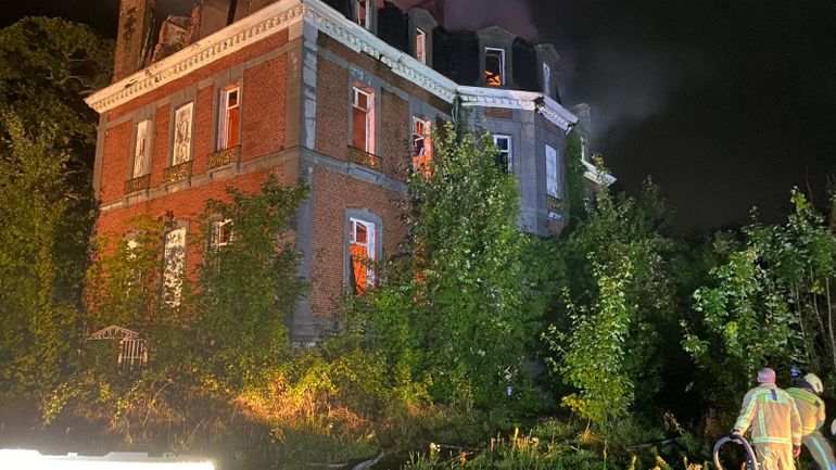 Mons : un incendie détruit le Château de la Cense au Bois