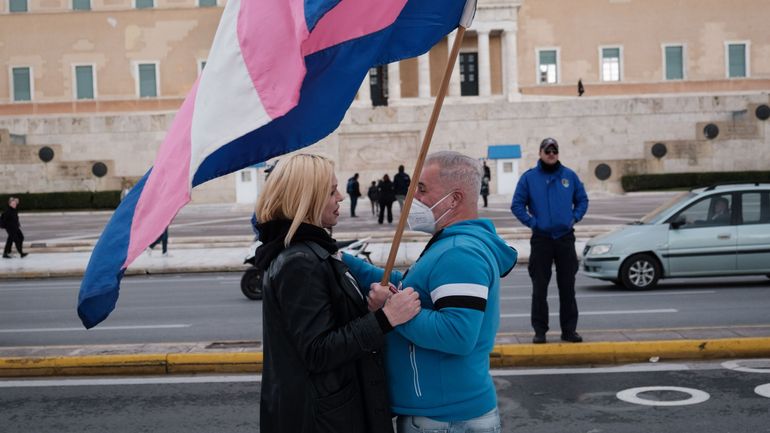 Grèce : le Parlement légalise le mariage et l'adoption pour les couples de même sexe