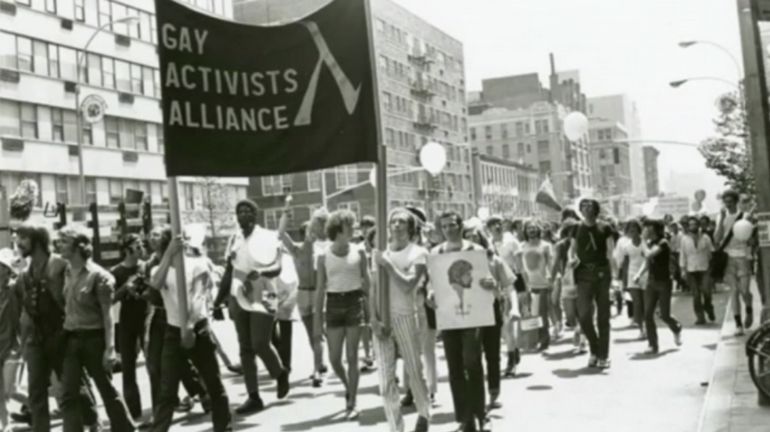 À l'origine de la première pride ? Les émeutes de Stonewall, qui opposèrent policiers et clients d'un bar à New York