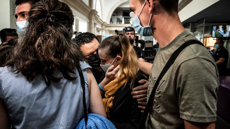 La Française jugée pour avoir tué son mari proxénète et violent écope d'une peine symbolique: elle ressort libre