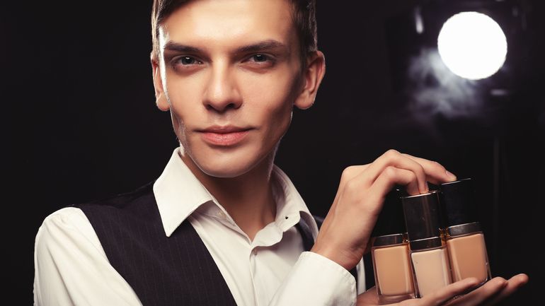 Benjamin, Carlo et Thibaut se prêtent à une démo maquillage au masculin