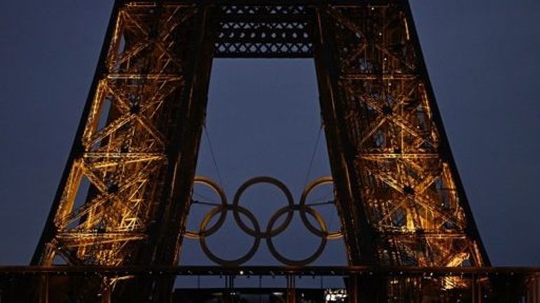 Les anneaux olympiques resteront sur la tour Eiffel jusqu’aux Jeux olympiques de Los Angeles en 2028, et "peut-être" après, a indiqué vendredi la maire de Paris Anne Hidalgo.