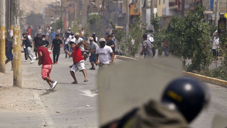 Pérou : couvre-feu instauré mardi à Lima après des manifestations contre la hausse du prix des carburants