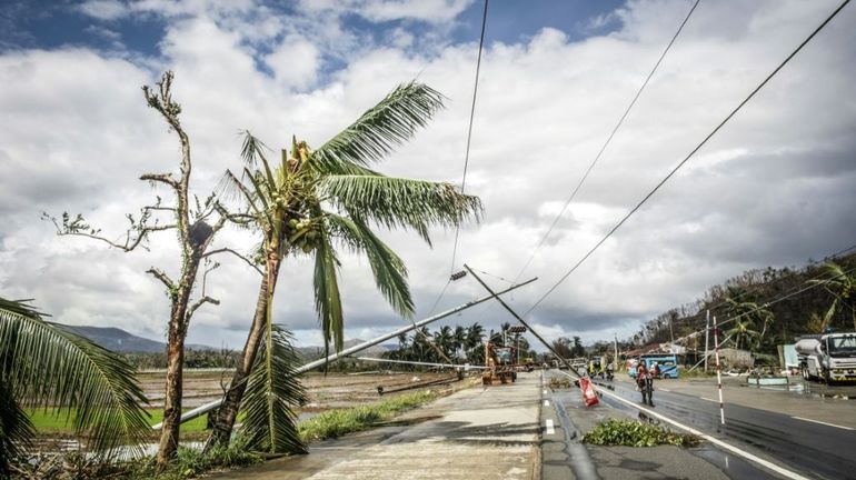 Philippines: le bilan du typhon Rai monte à 375 morts