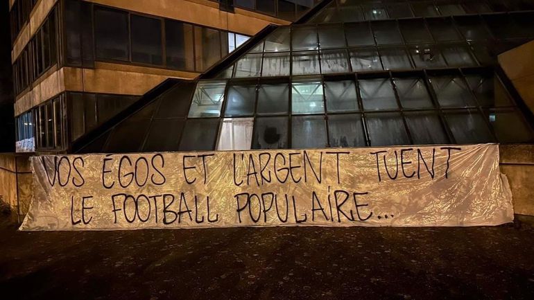 "Vos égos et l’argent tuent le football populaire" : les fans du RWDM placent des banderoles devant les anciens locaux de l’Union belge