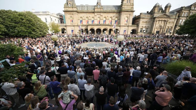 Attaque de Southport: des bâtiments illuminés de rose en hommage aux jeunes victimes