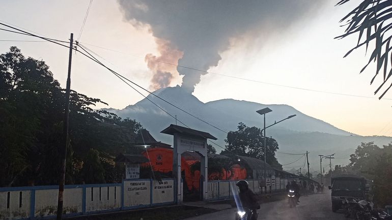 Indonésie : au moins 2200 personnes évacuées après l'éruption d'un volcan sur l'île de Florès